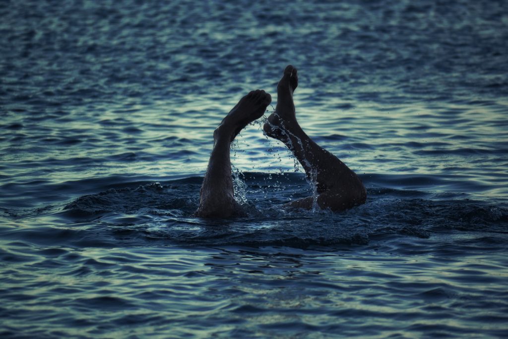 pieds dans l'eau