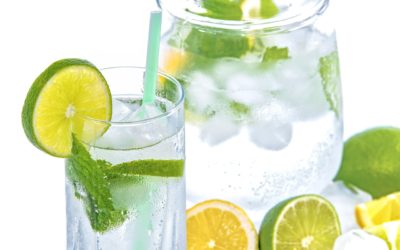 Canicule : faut-il boire de l’eau chaude ou glacée pour lutter contre la déshydratation ?